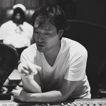 画像をギャラリービューアに読み込む, Sun Chung（Red Hook Records）

